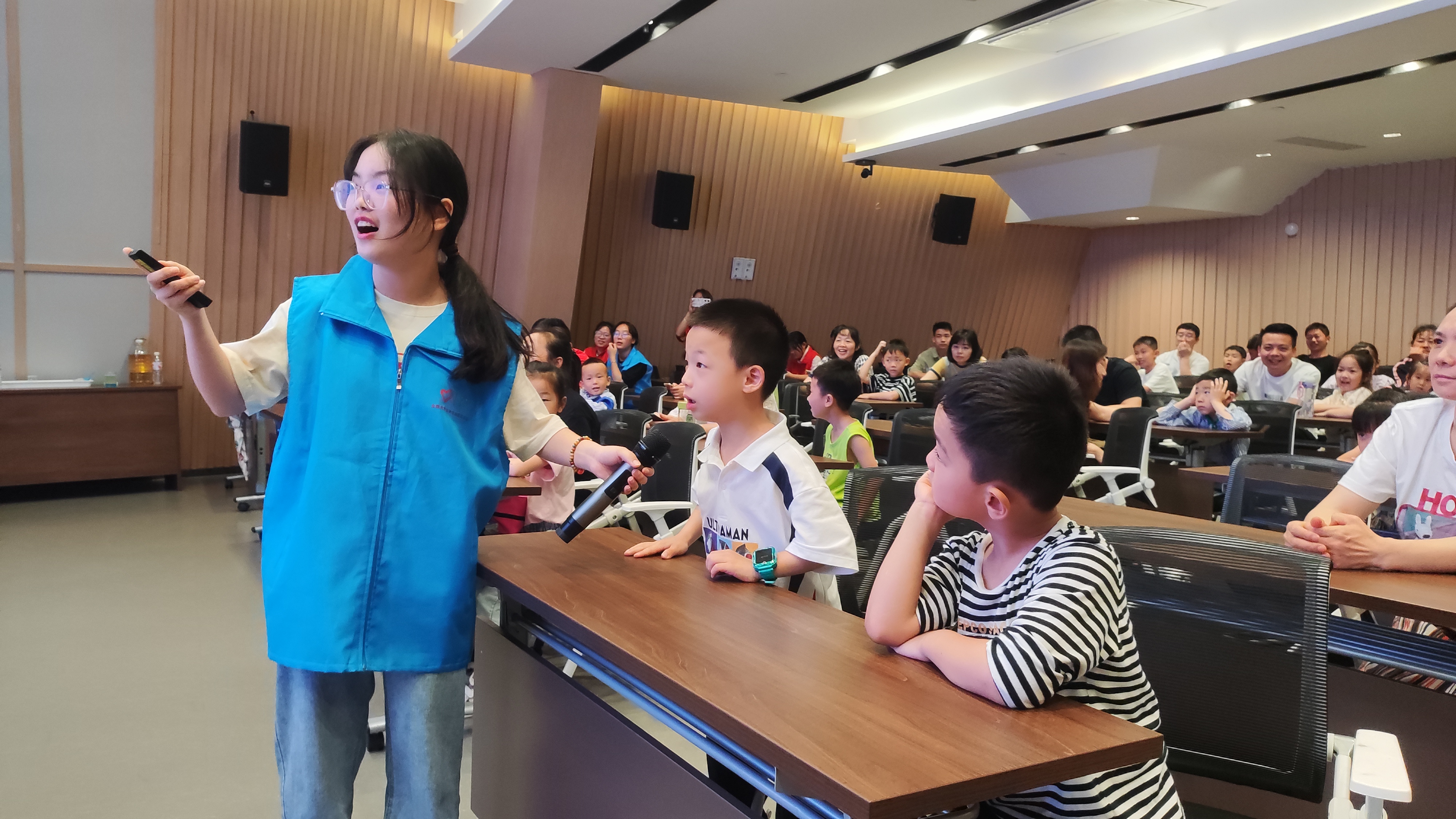 图四 小朋友积极分享看法.jpg